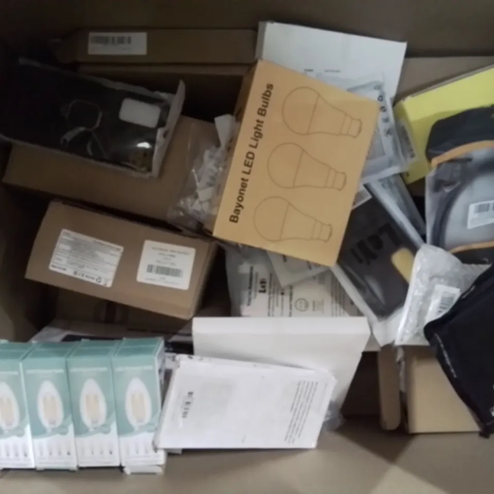 BOX CONTAINING LARGE AMOUNT OF BOXED ELECTRICAL ITEMS TO INCLUDE: USB FAN, 3 BAND RADIO, CHRISTMAS LIGHTS, WIRELESS HEADPHONES ETC.