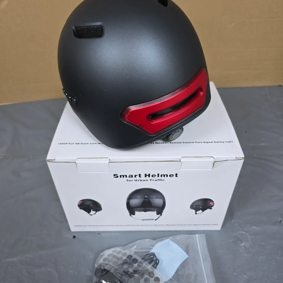 SMART HELMET – 1080P FULL HD DASH-CAM, BLUETOOTH SPEAKER & REMOTE TURN SIGNALS