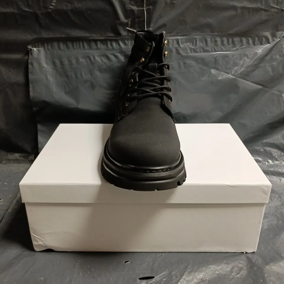 BOXED PAIR OF CONZURI ANKLE BOOTS IN BLACK SIZE UK 9