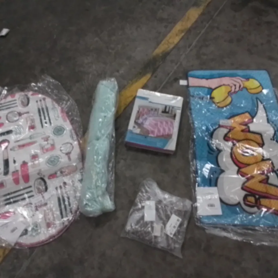 ASSORTED ITEMS INCLUDING BATHMATS/PESHTEMEL/DUVET SET