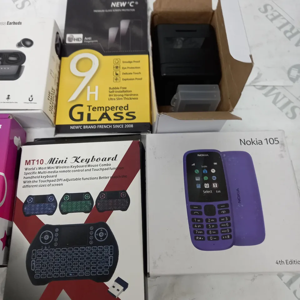 LOT OF 11 ASSORTED TECH ITEMS TO INCLUDE WIRELESS MOUSE, SPORT EARBUDS AND MINI KEYBOARD