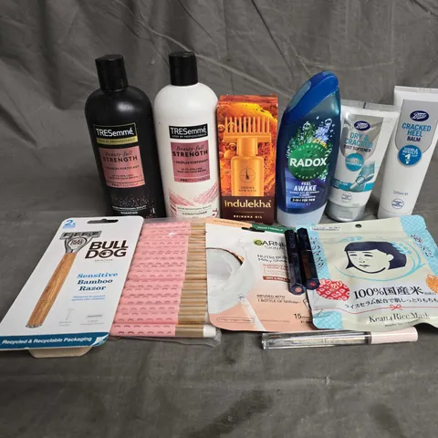 APPROXIMATELY 20 ASSORTED HEALTH & BEAUTY PRODUCTS TO INCLUDE - BULLDOG SENSITIVE BAMBOO RAZER - TRESEMME SHAMPOO & CONDITIONER - TED BAKER LIP BALM - ETC