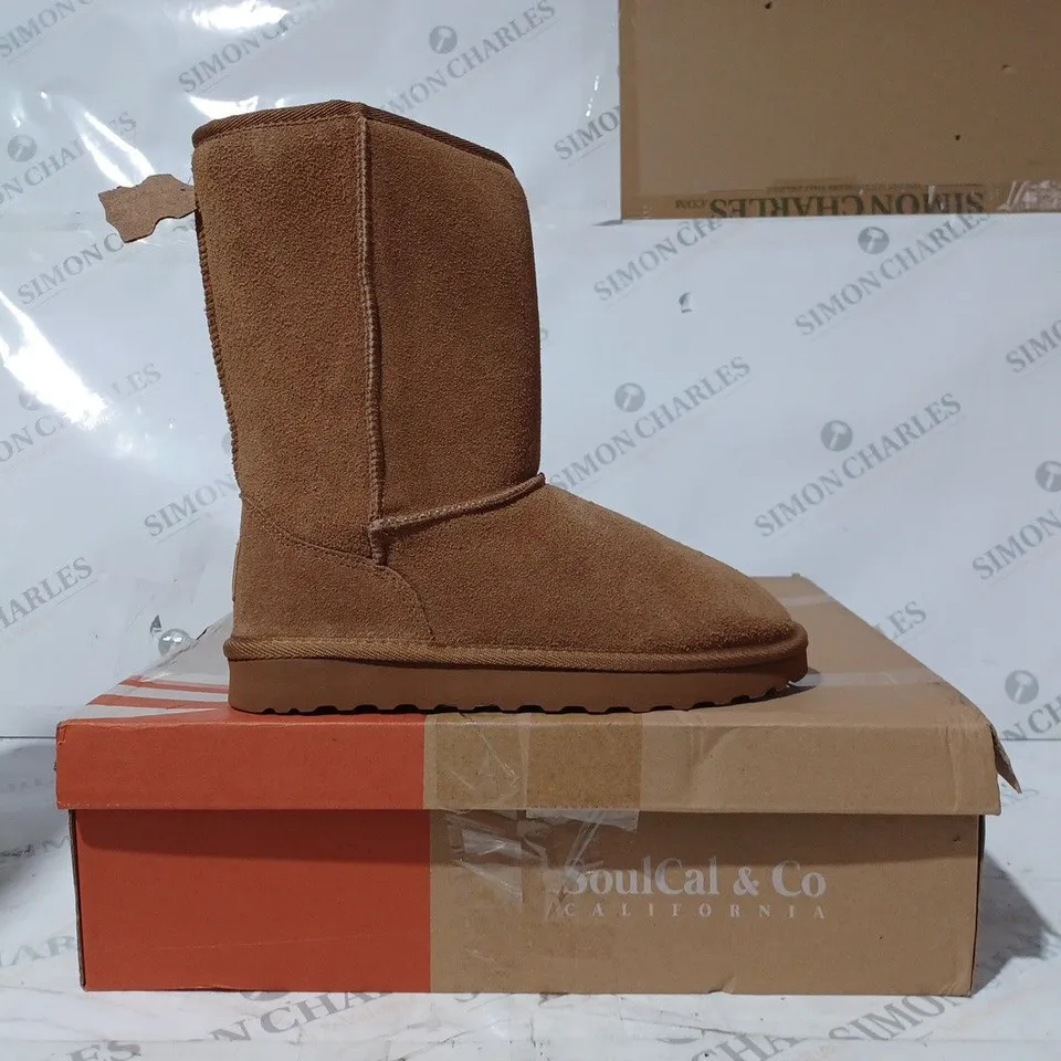 BOXED PAIR OF SOULCAL & CO TAHOE SNUG BOOTS IN CHESTNUT SIZE 6
