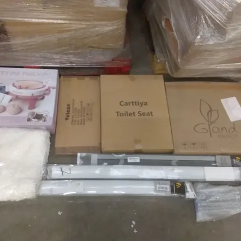 PALLET OF ASSORTED ITEMS INCLUDING CARTTIYA TOILET SEAT, TAIYUHOMES DAY AND NIGHT ROLLER BLIND, TAIYUHOMES VENETIAN BLIND, GREEN SUN LED LIGHT STRIPE, KNITTING MACHINE MAGIC LOOP LOOM, KALAMITICA