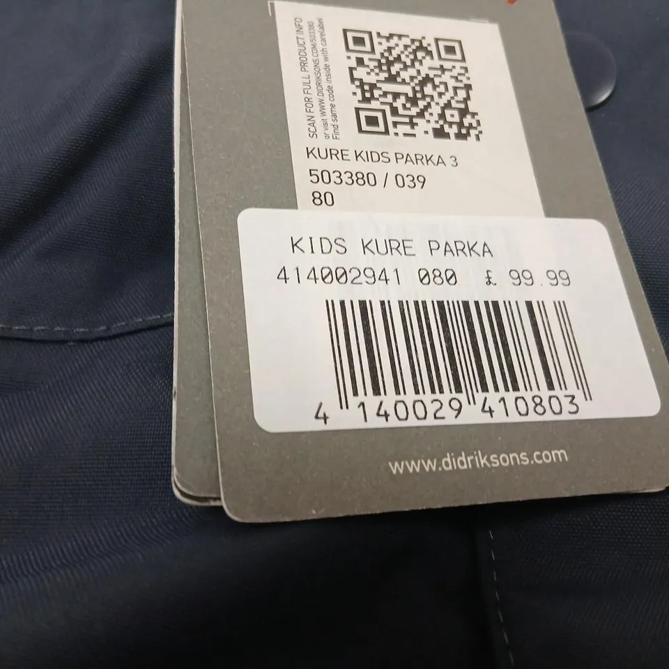 APPROXIMATELY 15 DIDRIKSONS KIDS KURE PARKA – NAVY, FUR HOOD, SIZE 80