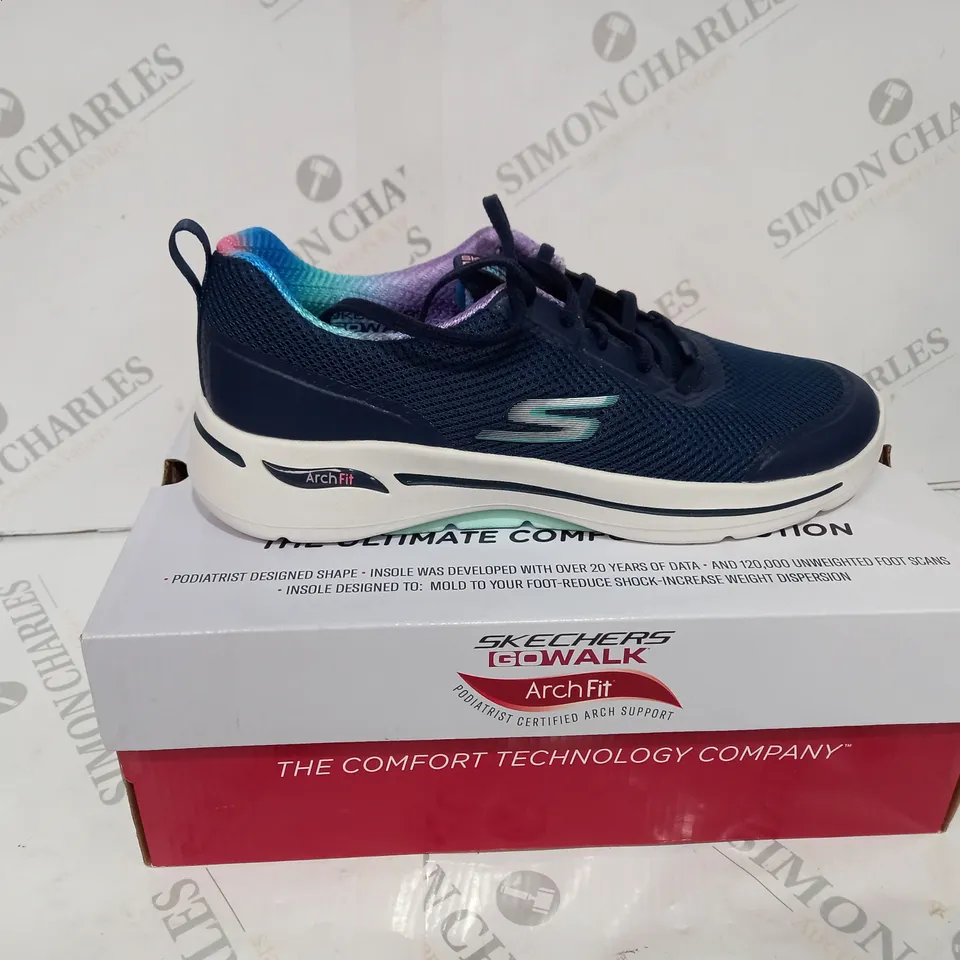 BOXED SKETCHERS NAVY GOWALK TRAINERS - SIZE UK 7