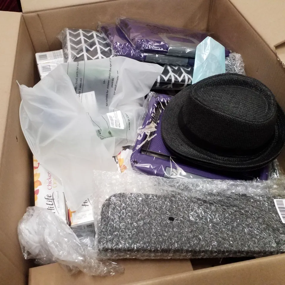 PALLET CONTAINING ASSORTED PRODUCTS INCLUDING ELECTRIC HEATING PAD, KIDS SINGLE DUVET COVER, TORTOISE EDIBLE BEDDING, NICOTINE GUM & SURFACE PANEL LEDS