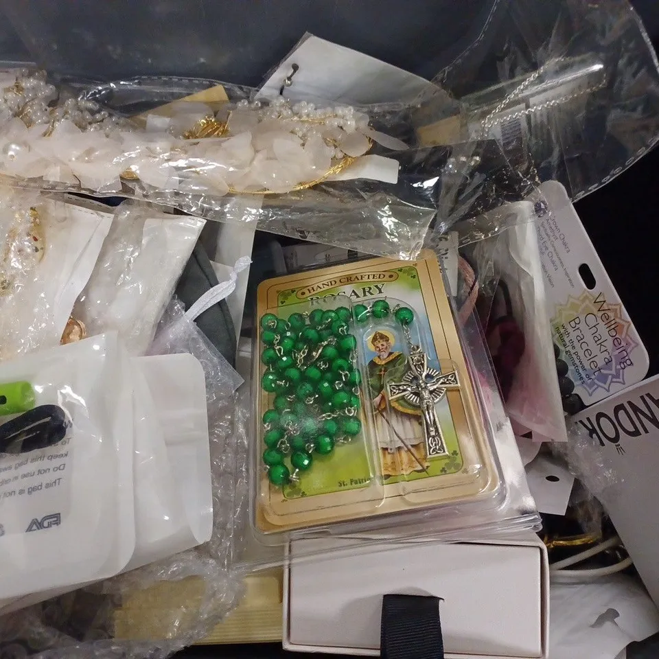 BOX OF APPROX 15 ASSORTED ITEMS TO INCLUDE -ALLIE & POSIE EAR RINGS - SNAP ON PINK WATCH - HENRY VI CUFF LINKS ECT