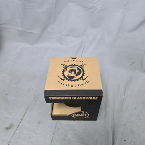 INNIT EMBEDDED GLASSWARE – GLASS TUMBLER WITH EMBEDDED DICE, HAND CRAFTED IN THE UK (BOXED)