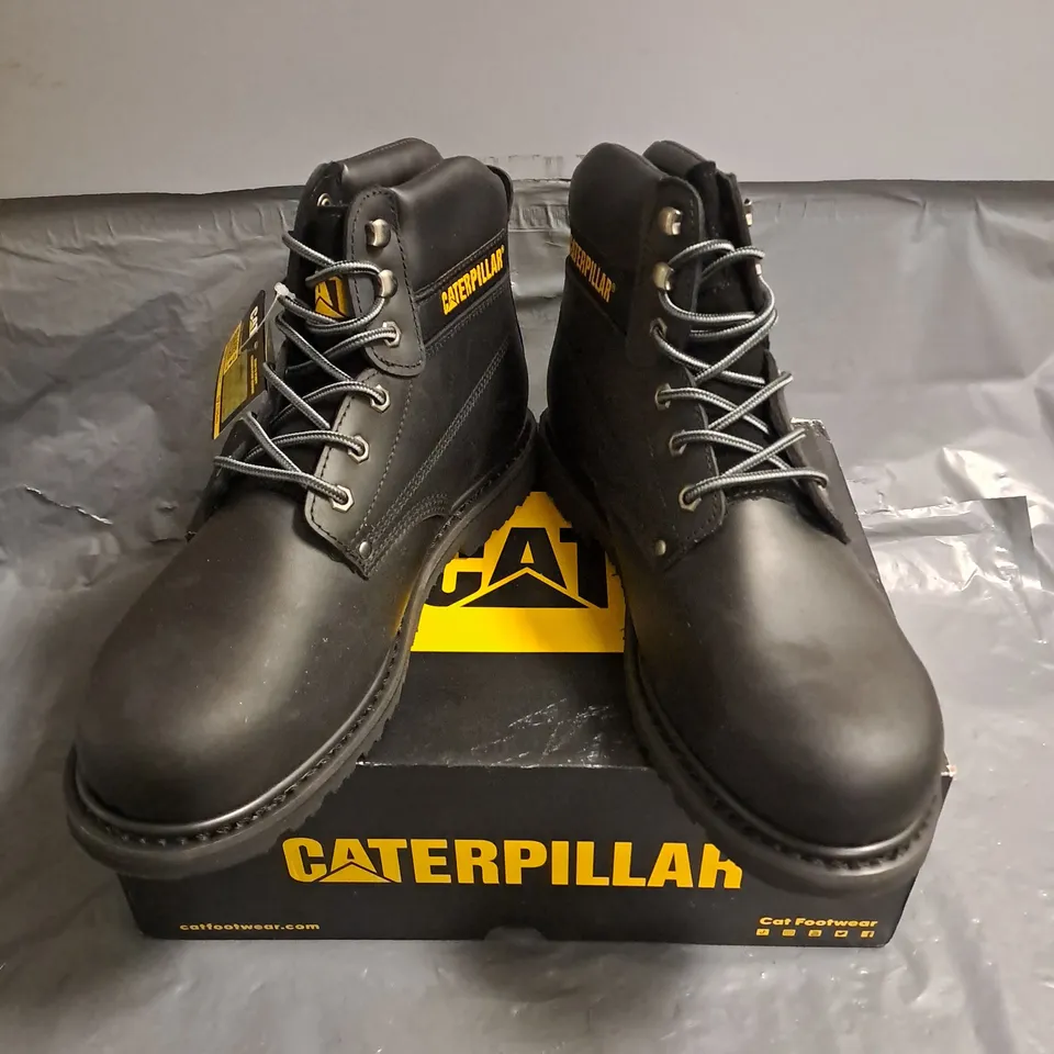 BOXED PAIR OF CAT POWERPLANT BOOTS IN BLACK SIZE MENS UK 9