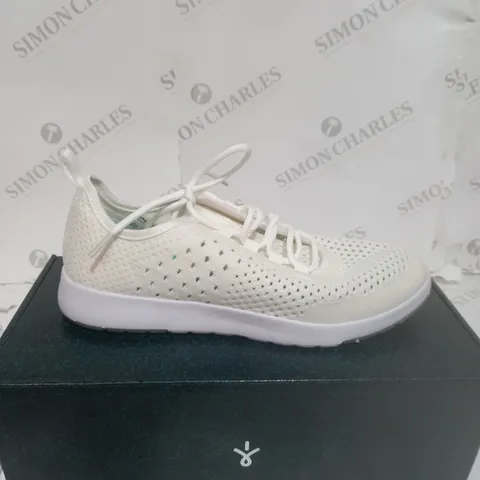 BOXED PAIR OF EMU MIKI MACHINE WASHABLE TRAINER - SIZE 7