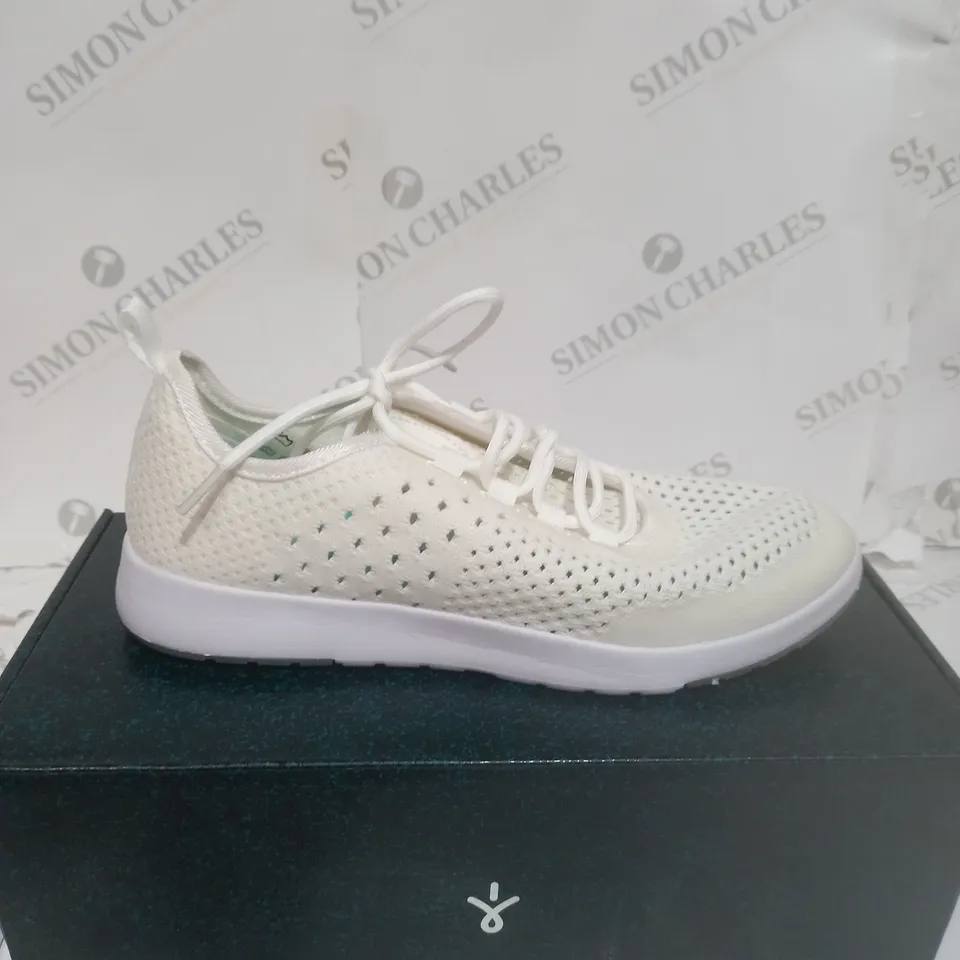 BOXED PAIR OF EMU MIKI MACHINE WASHABLE TRAINER - SIZE 7