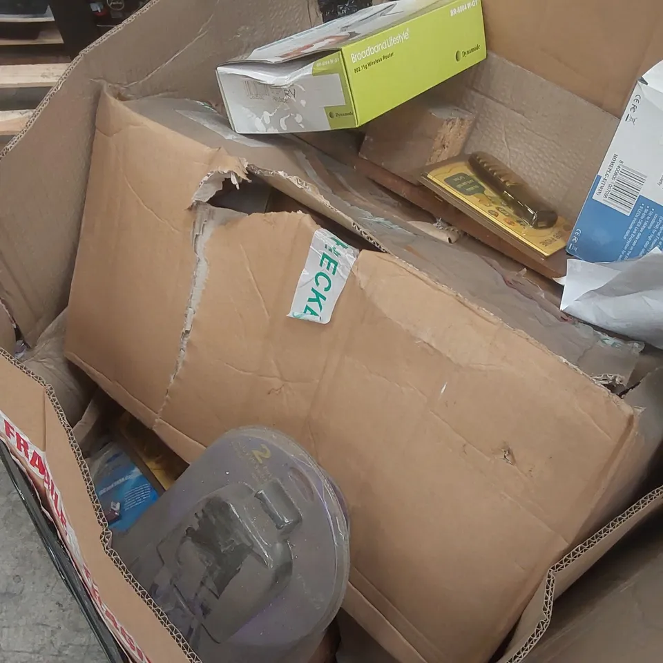 PALLET CONTAINING A LARGE QUANTITY OF ASSORTED COMPUTER/NETWORKING ITEMS INCLUDING: COMPUTER MICE, ETHERNET TRANSCEIVERS, WIRELESS ROUTERS ECT