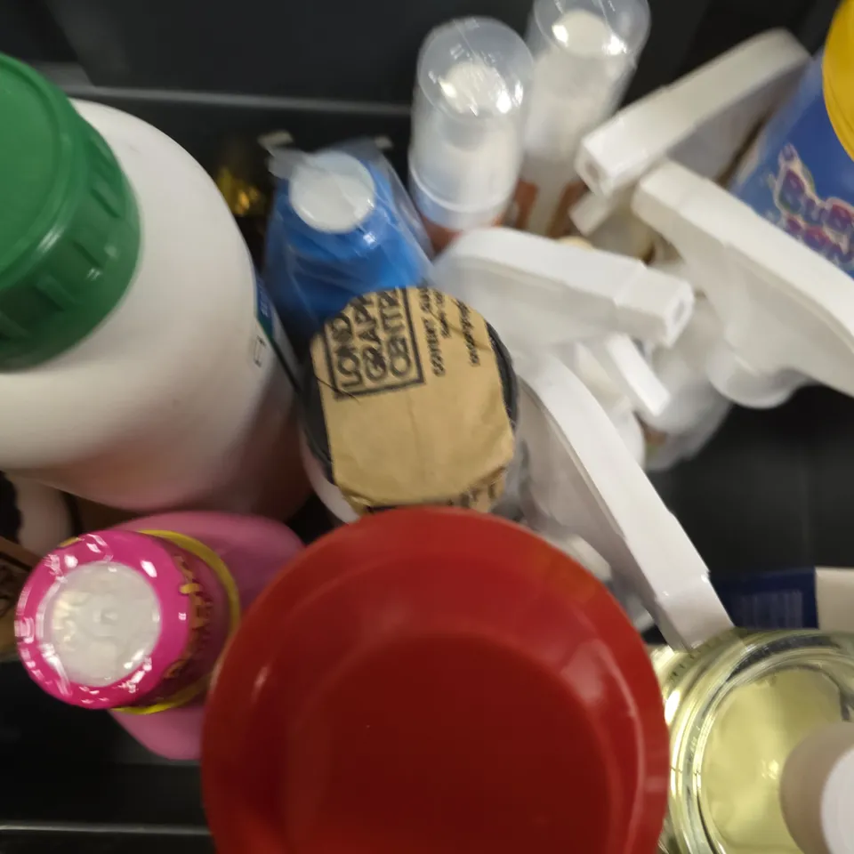 APPROXIMATELY 8 ASSORTED ITEMS TO INCLUDE - WALL SPRAY , FOAM CLEANER , BUBBLE SOLUTION ETC