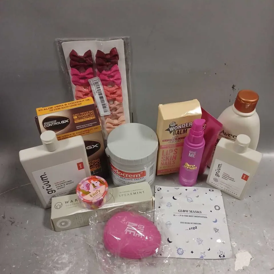 APPROXIMATELY 20 ASSORTED COSMETIC ITEMS TO INCLUDE - SUDOCREM - WONDER BALM SHEA BUTTER - AVEENO COLOUR SHAMPOO - ETC