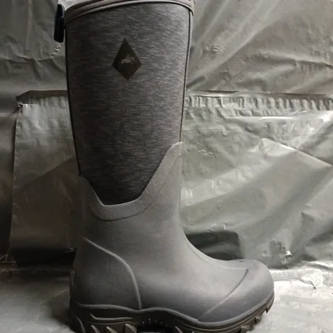 BOXED PAIR OF HARRY HALL NEOPRENE WELLINGTON BOOTS IN NAVY SIZE UK 3