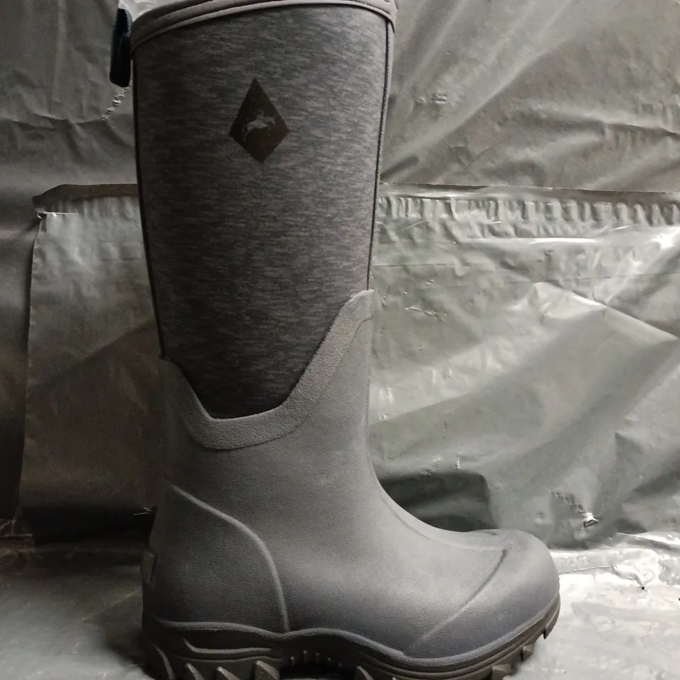 BOXED PAIR OF HARRY HALL NEOPRENE WELLINGTON BOOTS IN NAVY SIZE UK 3