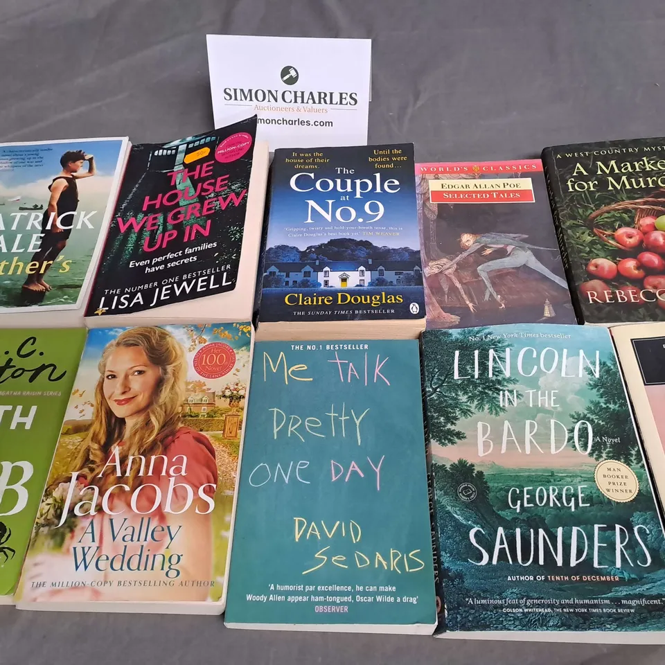 LOT OF APPROXIMATELY 30 ASSORTED BOOKS TO INCLUDE JOHN GRISHAM THE FIRM, THE KING IN THE NORTH AND EDGAR ALLEN POE SELECTED TALES