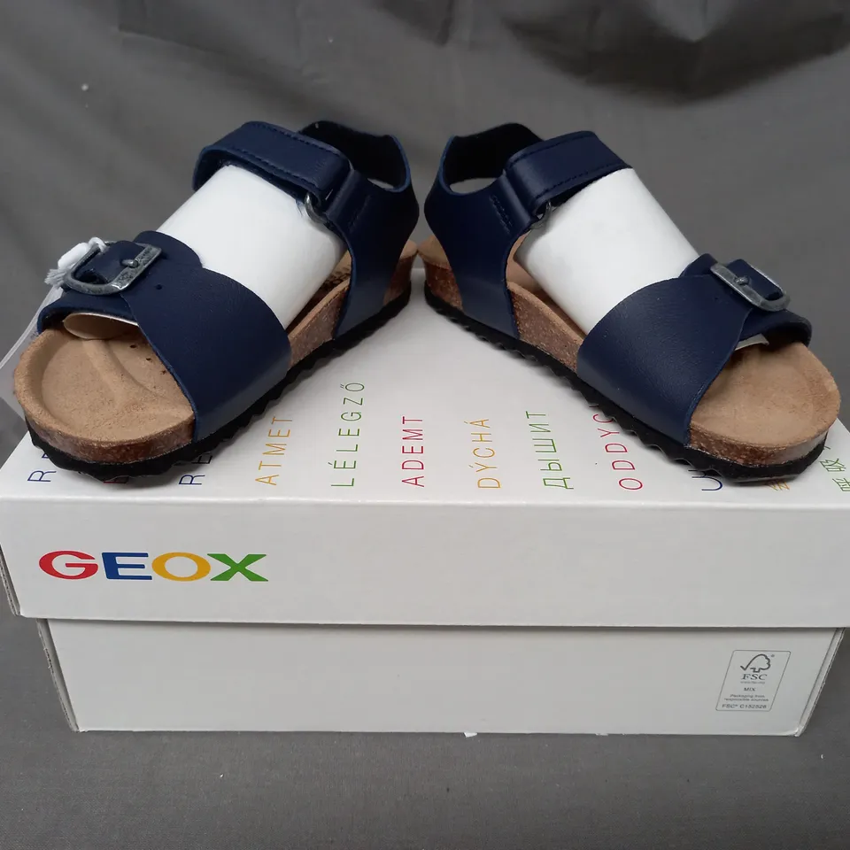 BOXED PAIR OF GEOX KIDS OPEN TOE SANDALS IN NAVY UK SIZE 7.5