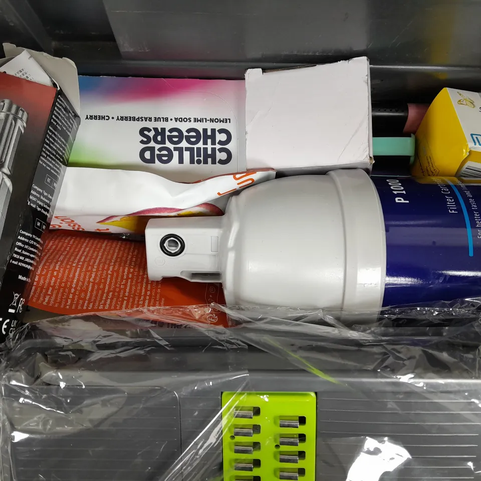 TOTE OF APPROXIMATELY 10 ASSORTED HOUSEHOLD ITEMS