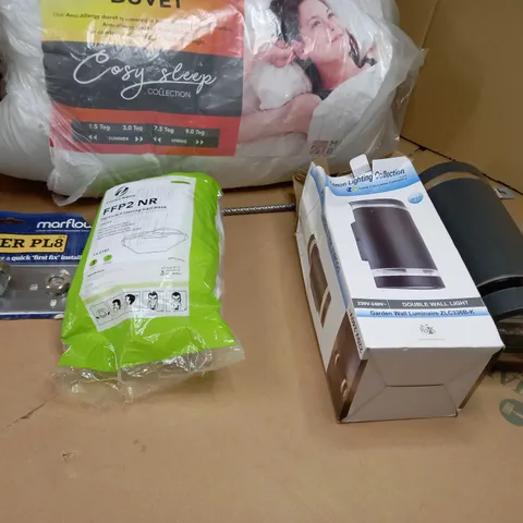 LARGE BOX OF APPROXIMATELY 10 ASSORTED HOUSEHOLD ITEMS TO INCLUDE: DUVET, WALL LIGHT, BATHROOM BRASSWARE