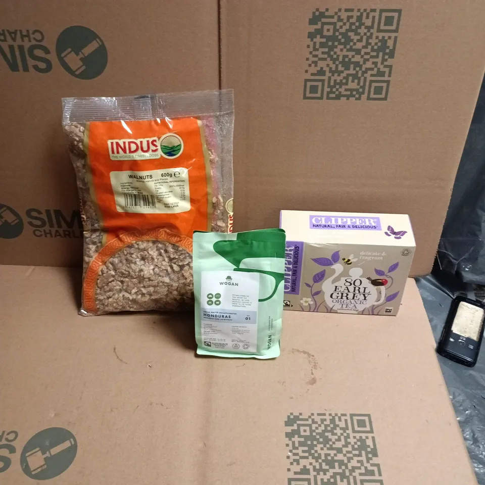 APPROXIMATELY 10 ASSORTED FOOD AND DRINKS ITEMS TO INCLUDE - WOGAN HONDURAS COFFEE BEANS, CLIPPER 80 EARL GREY TEA BAGS, INDUS 600G WALNUTS ETC 