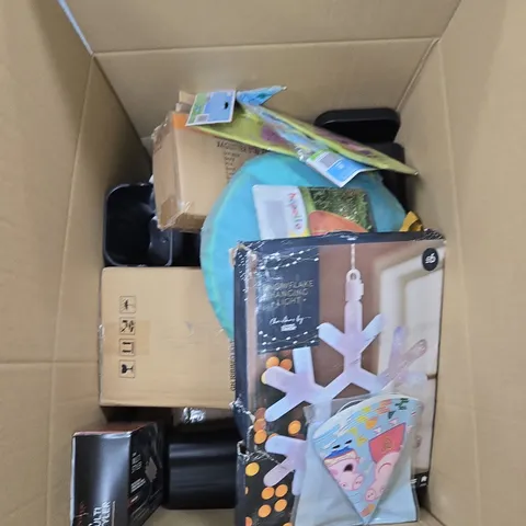 LARGE BOX OF APPROXIMATELY 10 ASSORTED ITEMS TO INCLUDE KETTLES, CHRISTMAS LIGHTS AND MULTI STYLER
