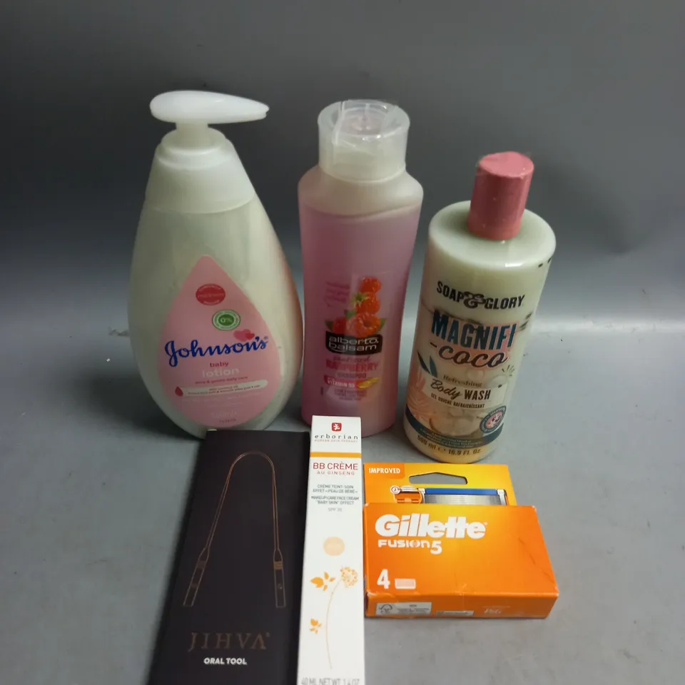 BOX OF APPROXIMATELY 20 COSMETIC ITEMS TO INCLUDE - JOHNSON'S BABY LOTION - GILLETTE FUSION 5 BLADES - ALBERTO BALSAM RASPBERRY SHAMPOO - ETC 