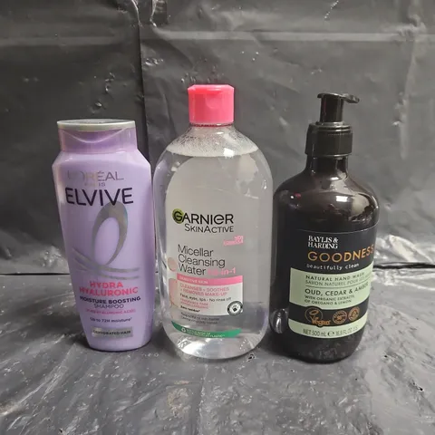 APPROXIMATELY 10 ASSORTED COSMETIC ITEMS TO INCLUDE BAYLIS & HARDING, GARNIER, ETC