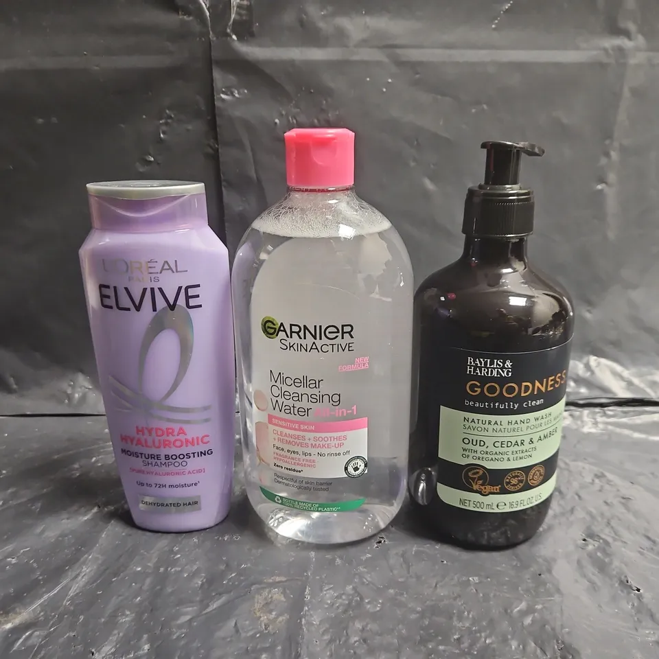 APPROXIMATELY 10 ASSORTED COSMETIC ITEMS TO INCLUDE BAYLIS & HARDING, GARNIER, ETC