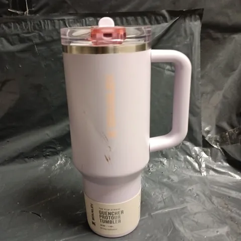 STANLEY QUENCHER PRO TOUR TUMBLER 40 OZ (1.18 L) – LAVENDER WITH PINK LID. SLIGHT DAMAGE TO FRONT