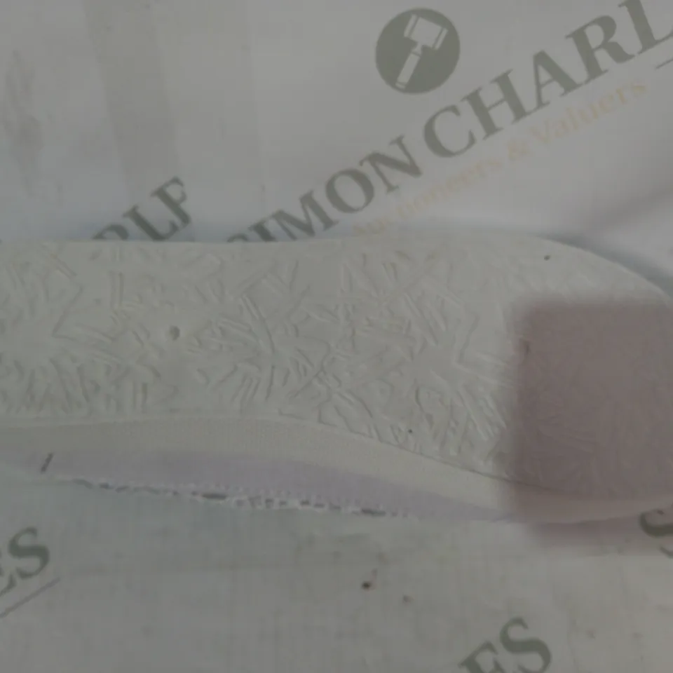 PAIR OF DESIGNER CANVAS LACE SHOES IN WHITE EU SIZE 41