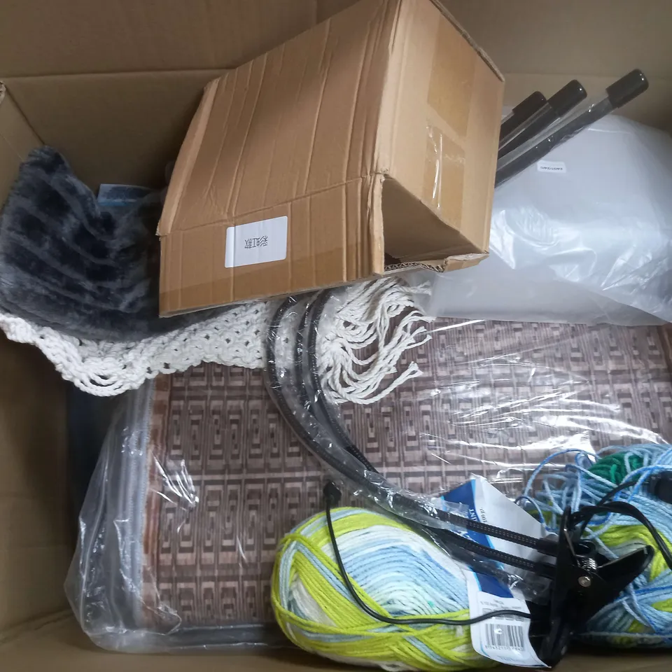 BOX OF APROXIMATELY 15 ASSORTED HOUSEHOLD ITEMS TOO INCLUDE BLANKETS , TOWELS , RUGS , ETC 