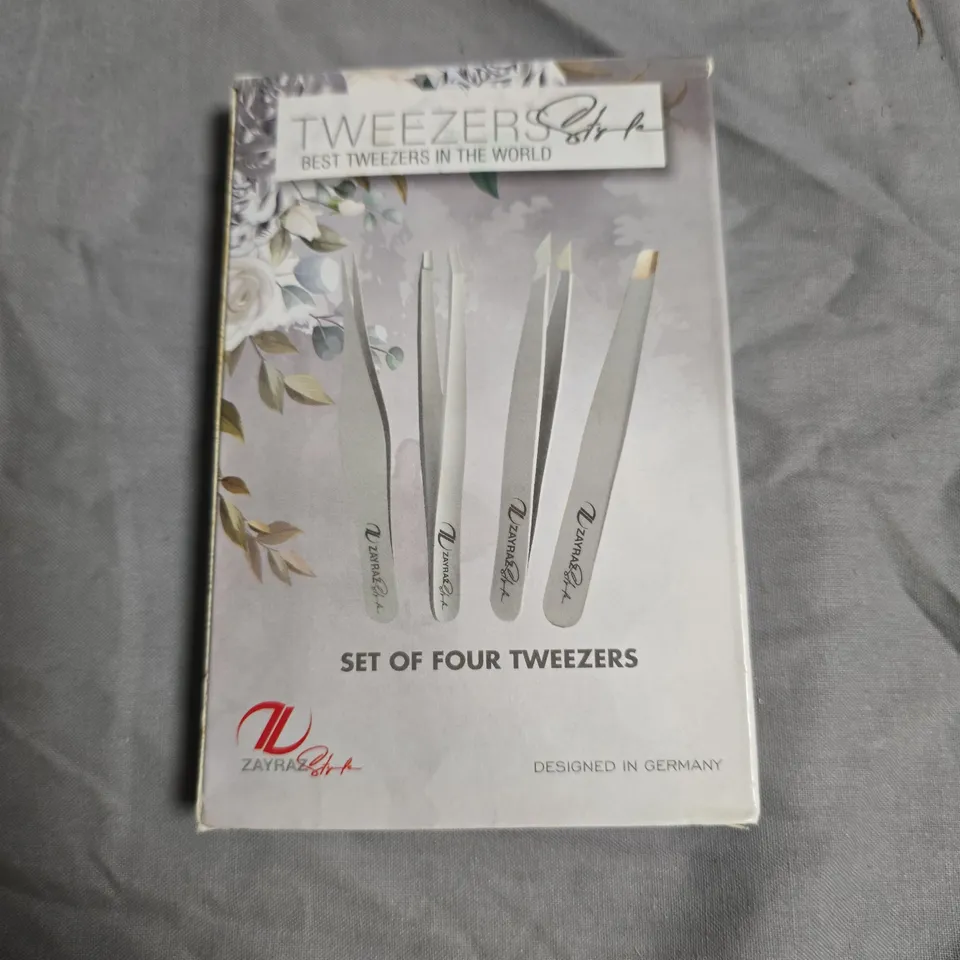 APPROXIMATELY 24 ZAYRAZ STYLE SET OF FOUR TWEEZERS WITH LEATHER CASE – EYEBROW TWEEZERS 