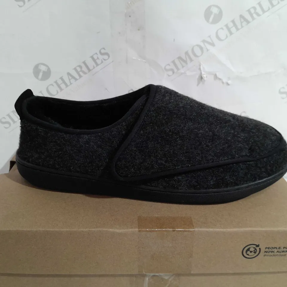 BOXED CLARKS MEN KING SLIPPER -SIZE 8