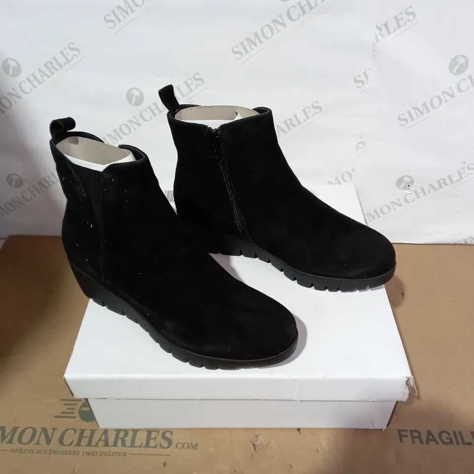 BOXED PAIR OF SHOON BLACK BOOTS - SIZE 39