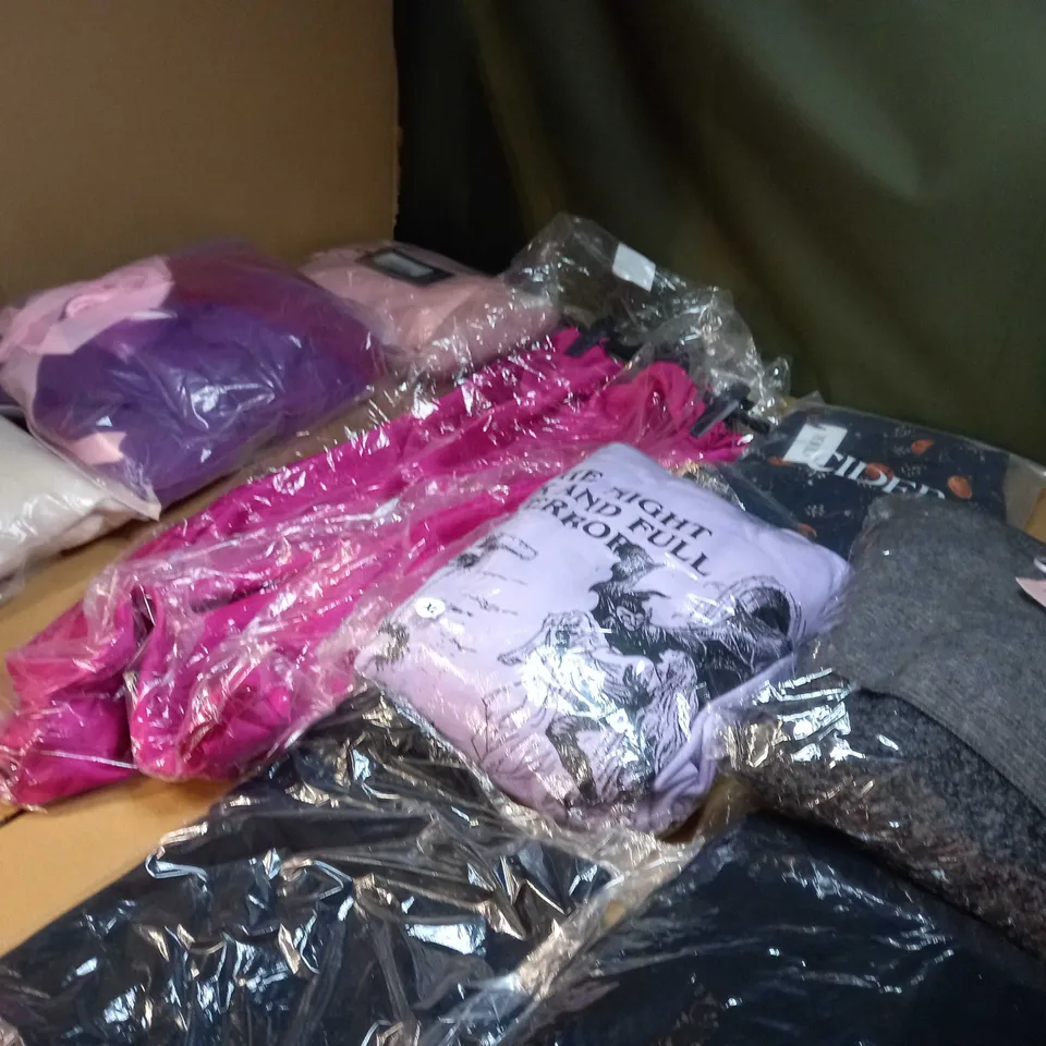 LOT OF APPROX 25 ASSORTED CLOTHING ITEMS VARYING IN SIZE/COLOUR/STYLE TO INCLUDE: TROUSERS, TOPS, DRESSES