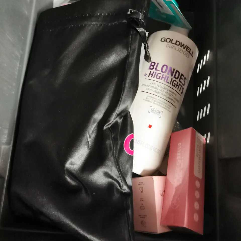 APPROXIMATEY 20 ASSORTED HEALTH AND BEAUTY PRODUCTS TO INCLUDE - WIG - VITAMASQUES HYDRATE & PLUMP SERUM - AVON KIDS SUN SPRAY - ETC