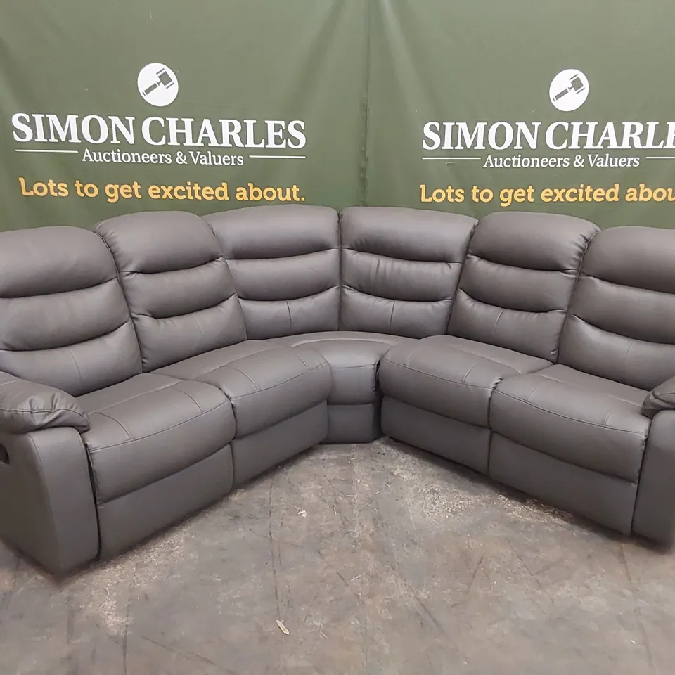 DESIGNER 5 SEATER CURVED LEATHER UPHOLSTERED MANUAL RECLINER SOFA - GREY