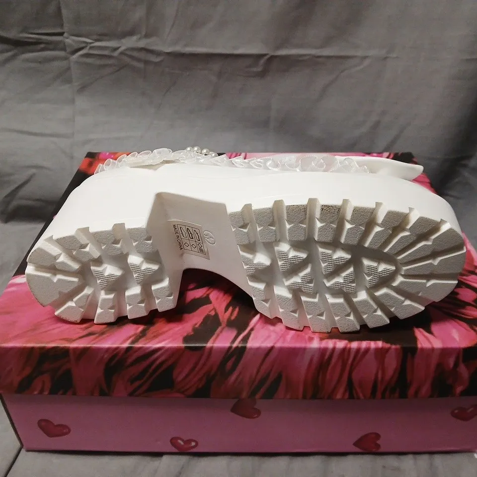 BOXED PAIR OF KOI TIRA RUFFLE MARY JANES PORCELAIN DELIGHTS EDITION IN WHITE SIZE UK 4
