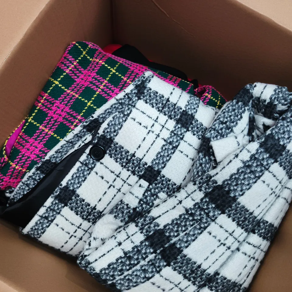 APPROXIMATELY 20 ASSORTED CLOTHING ITEMS IN VARIOUS SIZES, STYLES & COLOURS TO INCLUDE BRANDS SUCH AS D&CO, HELENE BERMAN, NINA LEONARD, ETC - COLLECTION ONLY