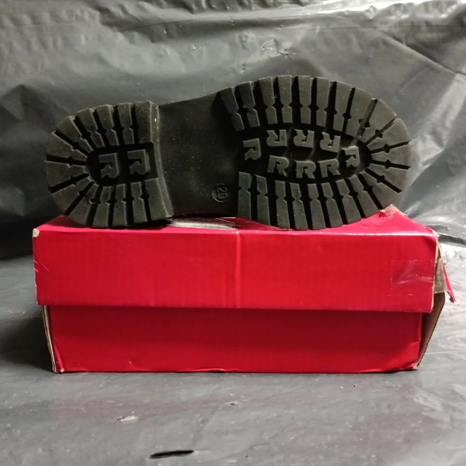 BOXED PAIR OF UNBRANDED KIDS SHOES IN GLOSSY BLACK SIZE EU 29