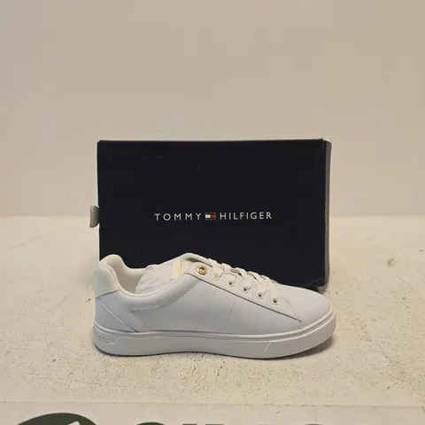 TOMMY HILFIGER WHITE LEATHER COURT SNEAKER – UK 6 (EU 39) – BOXED