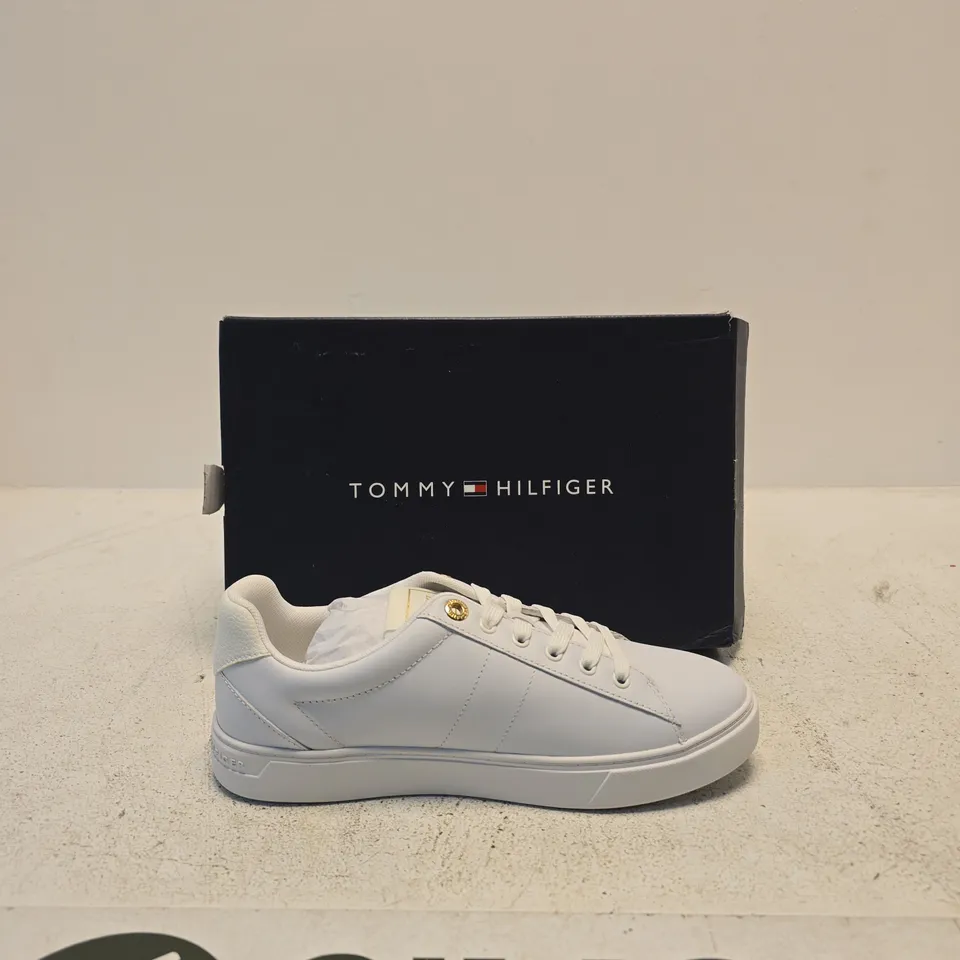 TOMMY HILFIGER WHITE LEATHER COURT SNEAKER – UK 6 (EU 39) – BOXED