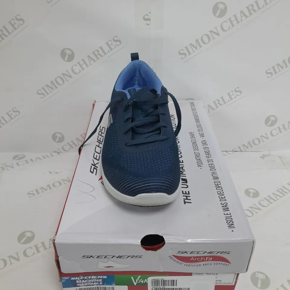 BOXED PAIR OF SKECHERS ARCH FIT TRAINERS IN NAVY SIZE 6.5