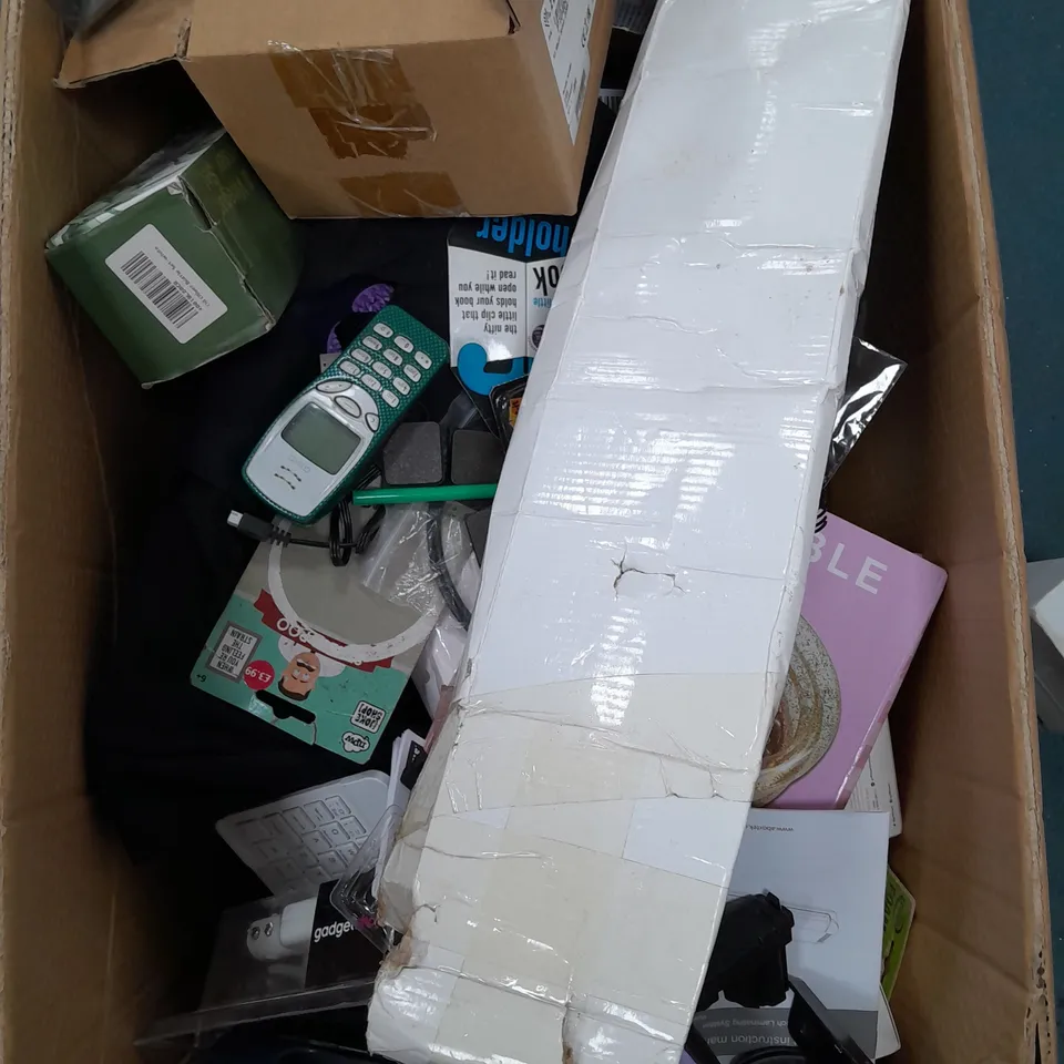 BOX OF ASSORTED ITEMS TO INCLUDE DOG PARTY MASK - DUMMY CCTV CAMERA - POWER INVERTER 