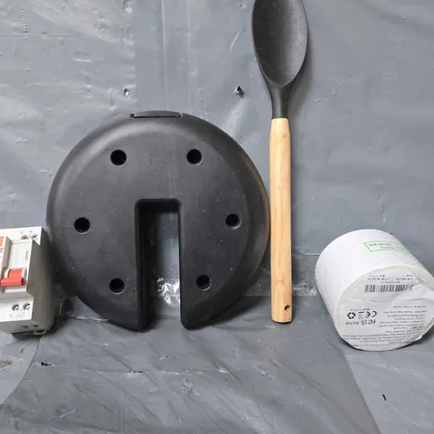 APPROXIMATELY 13 ASSORTED ITEMS TO INCLUDE - RUBBER SPOON , STICKY LABELS ETC