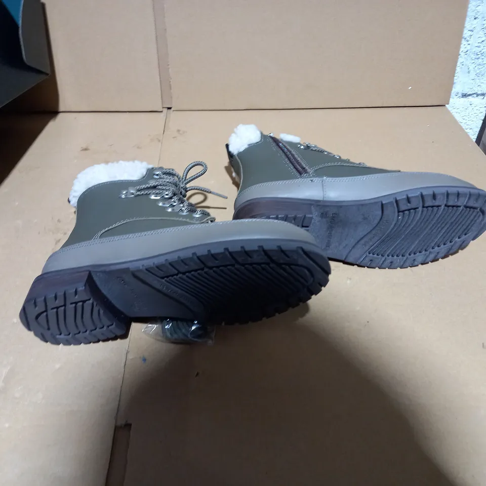 EMU AUSTRALIA OKAB DARK OLIVE BOOT SIZE 5 