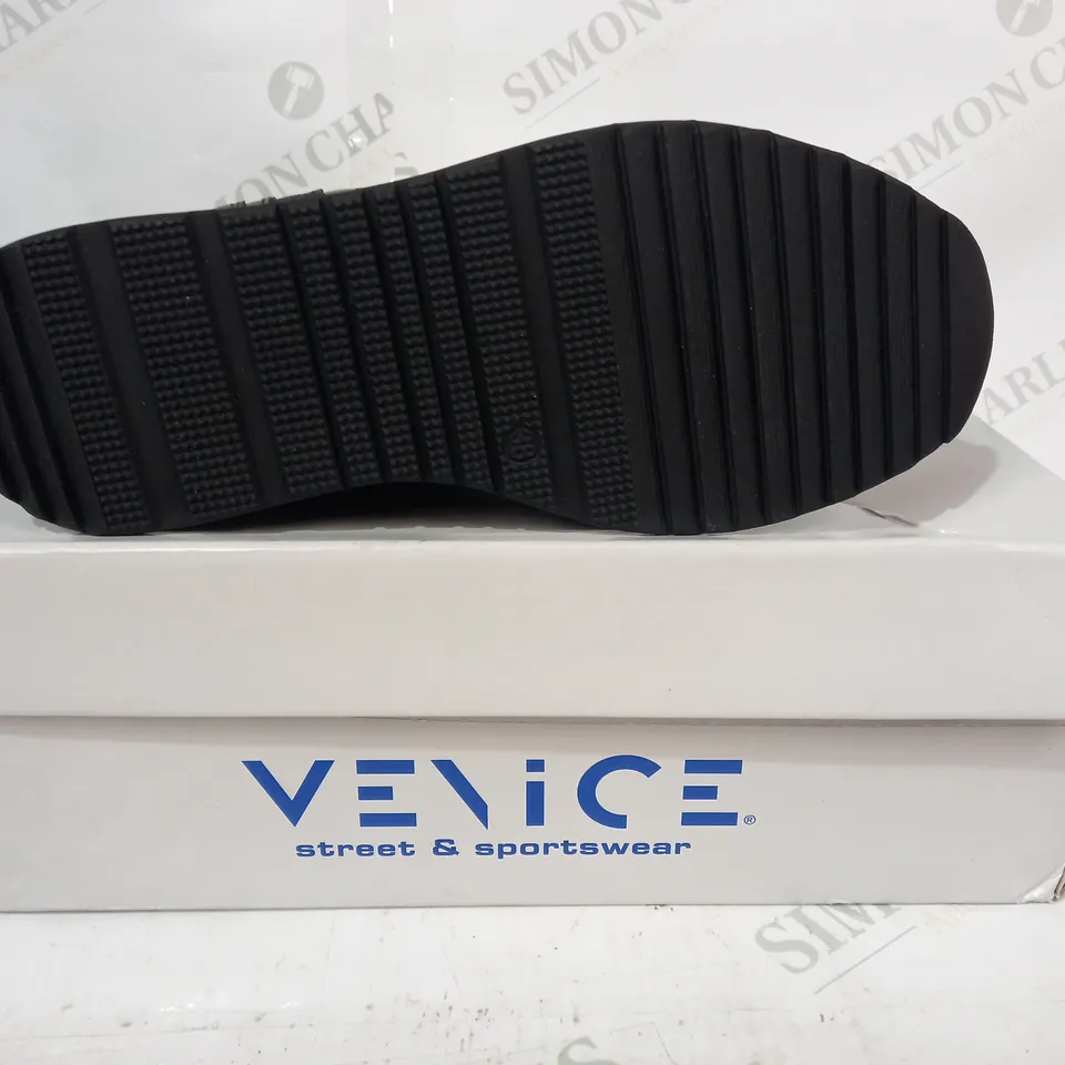 BOXED PAIR OF VENICE SHOES IN BLACK/METALLIC GOLD UK SIZE 5