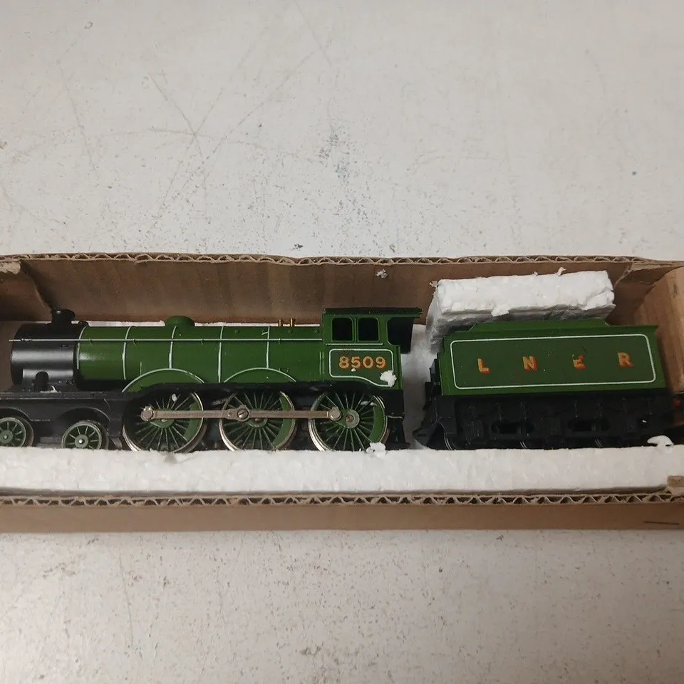 GREEN MODEL STEAM LOCOMOTIVE WITH TENDER – NUMBERED 8509 (LNER)